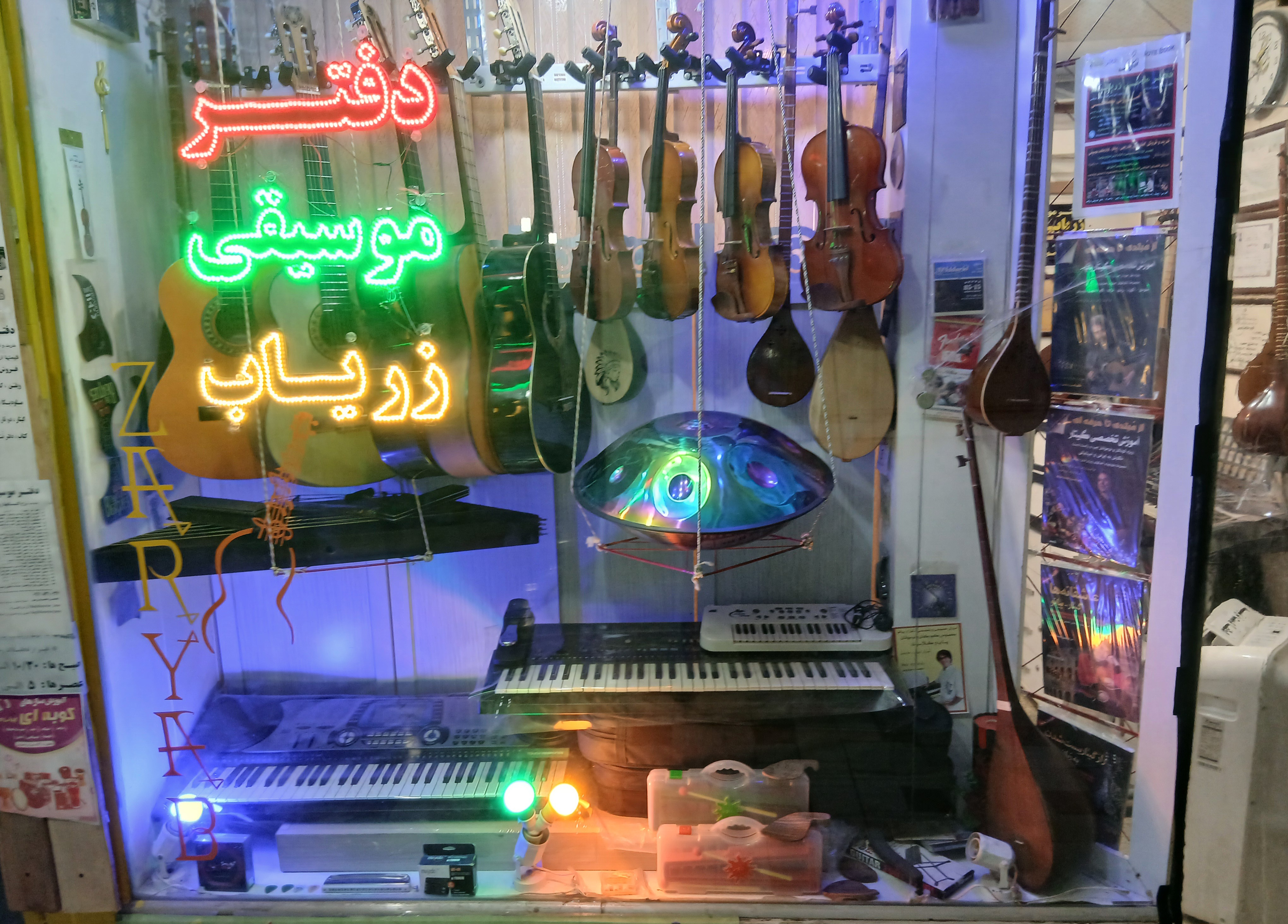 گیتار روسی طرح دار ، رنگ قهوه ای روشن و تیره در حد نو ، اکشن پایین با کاور